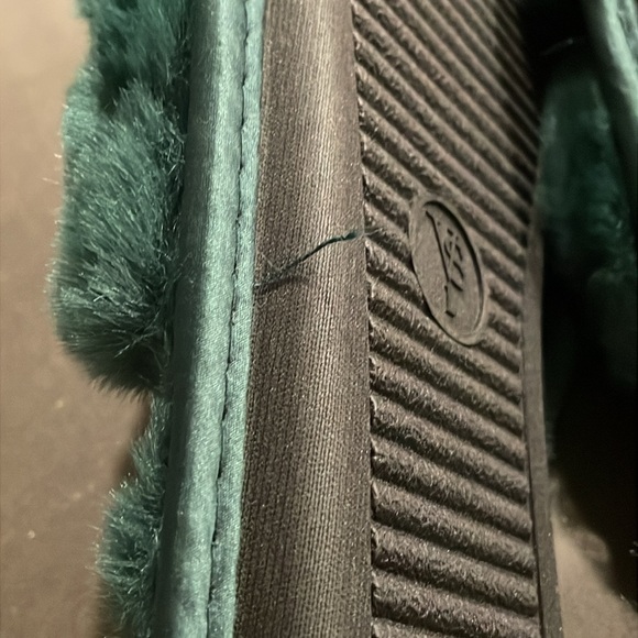 Victoria’s Secret Criss Cross Faux Fur Green and Faux Pearl Slippers NWT - Picture 9 of 11